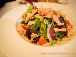 Comer en Salamanca - ensalada de canónigos, brotes verdes y flores con foie y jamón de pato